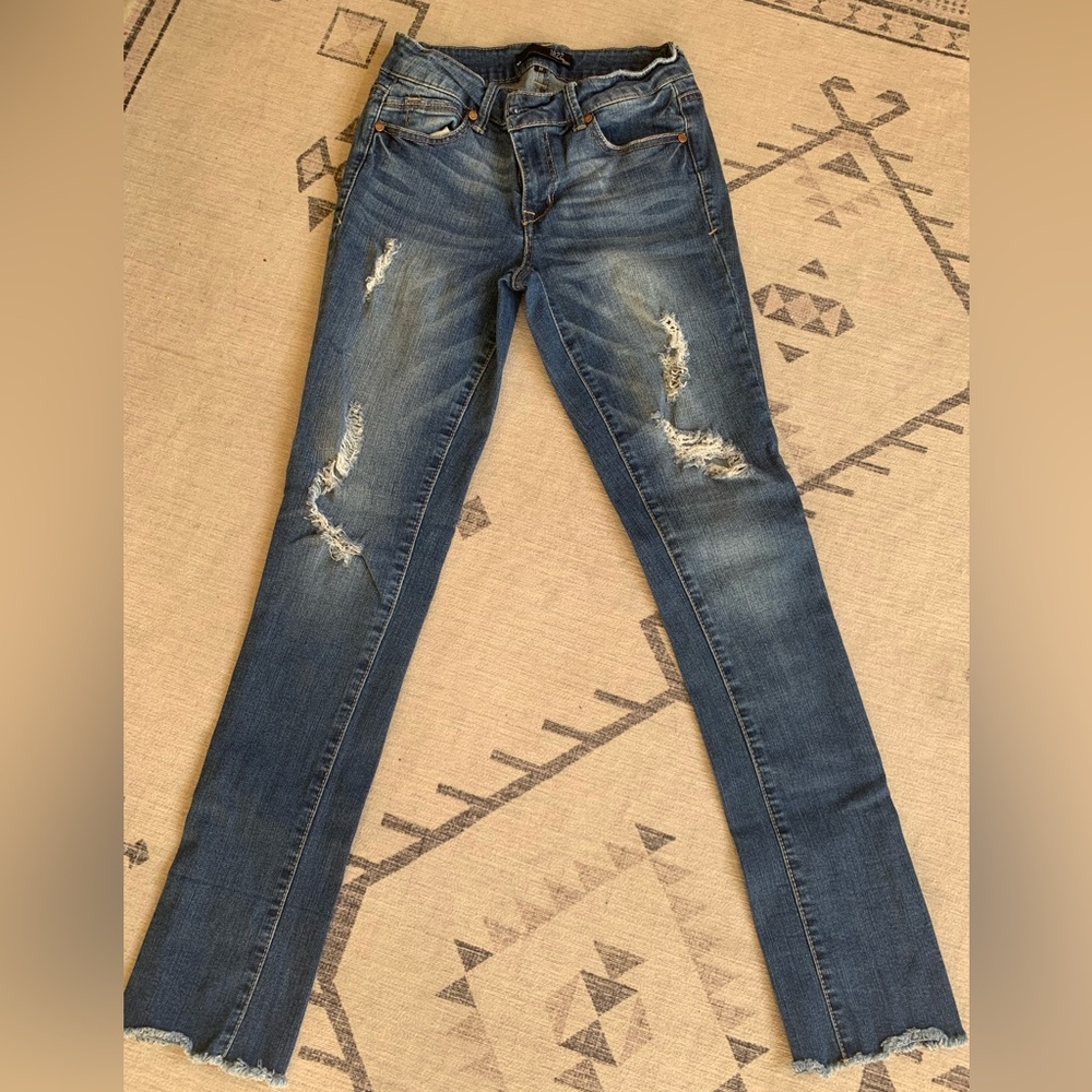 1822 Mid Rise Distressed Skinny Jeans